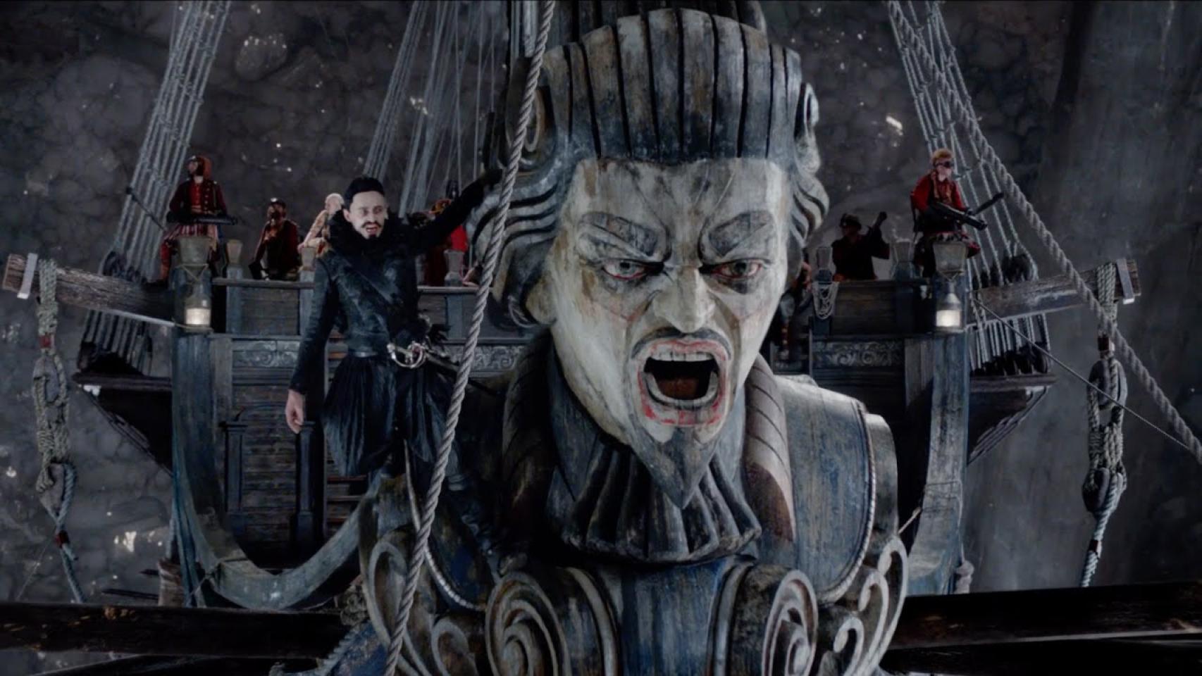 Hugh Jackman es el pirata Barba Negra (centro), en el filme