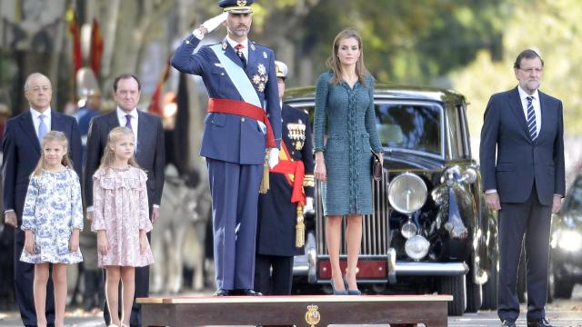 La Familia real en perfecta formación en el Día de la Hispanidad de 2014