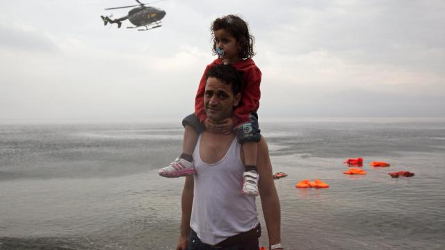 Dos refugiados sirios en una playa de Lesbos.