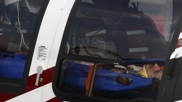 El piloto español retirado en helicóptero.
