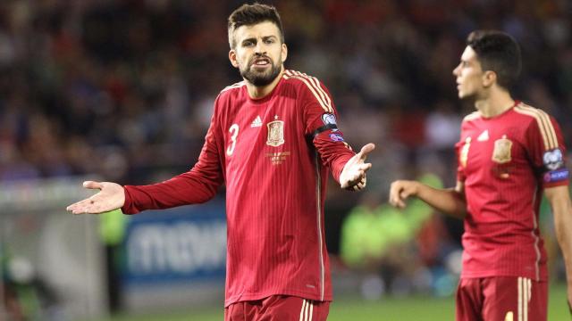 Piqué protesta una acción al árbitro durante el partido.