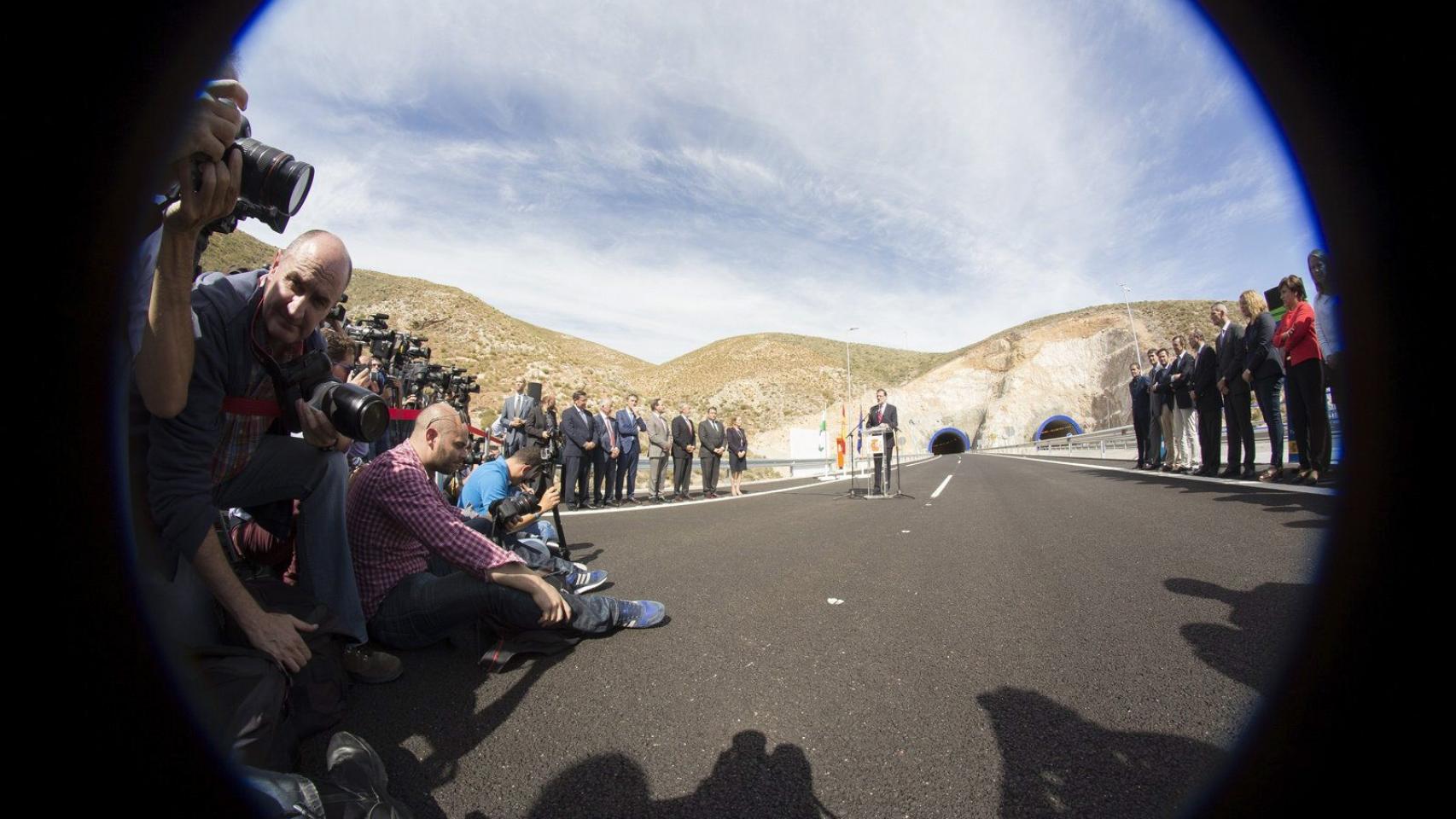 La ley impide a Rajoy presenciar inauguraciones 55 días antes del 20-D.