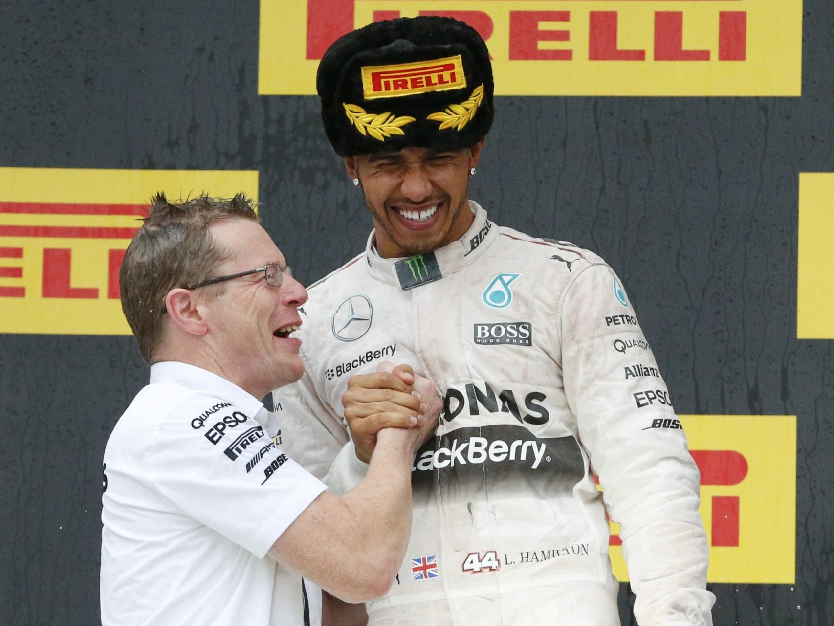 El inglés celebra junto a Andy Cowell, director de Mercedes