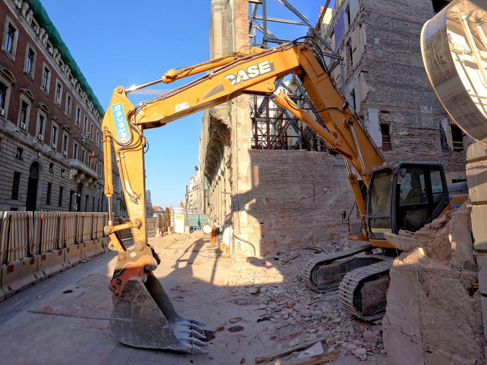 Las máquinas en plena acción sobre los edificios de Canalejas