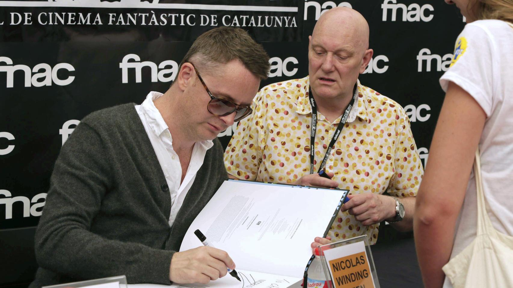 Winding Refn, firmando libros en Sitges.