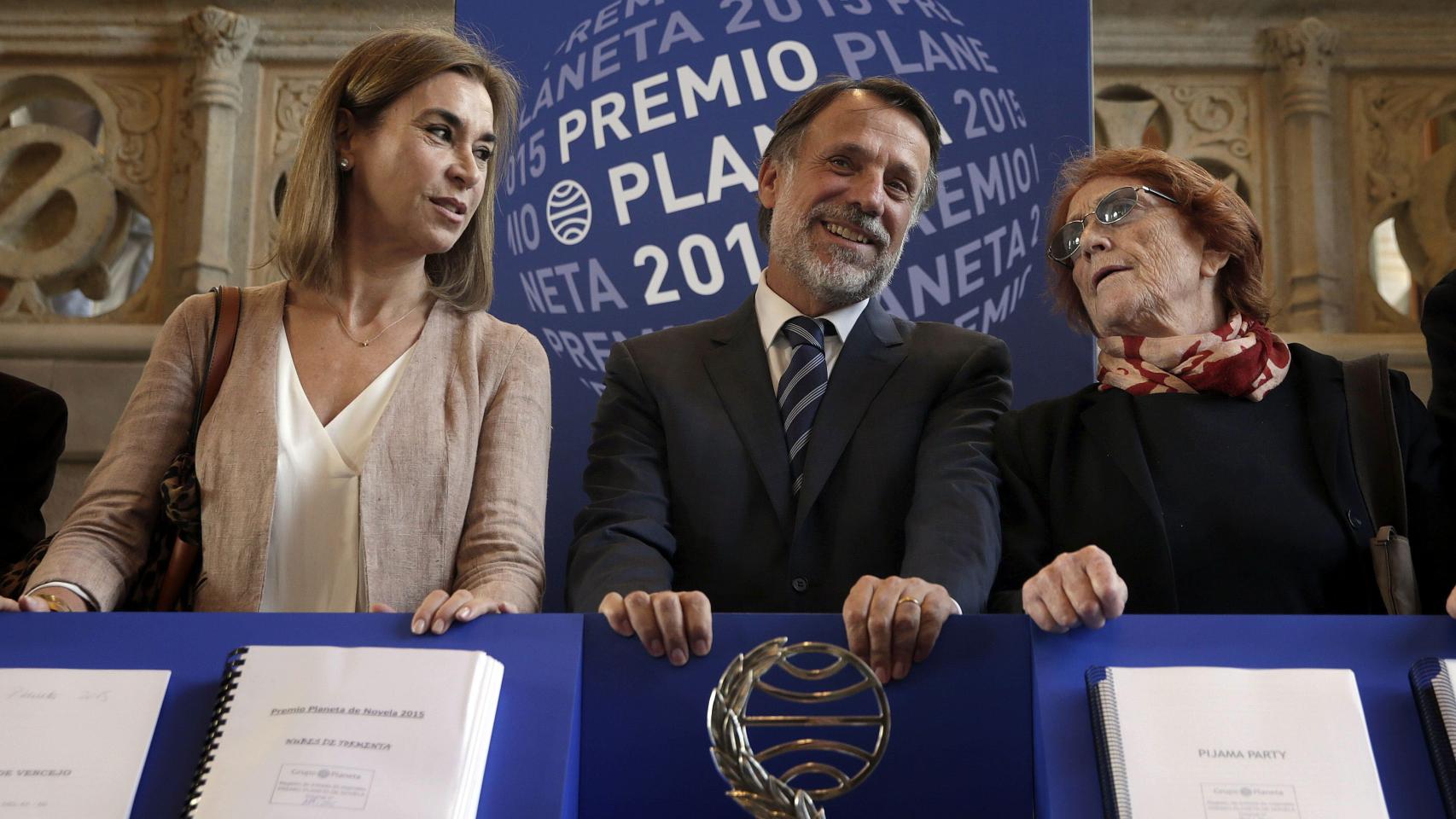 El presidente del grupo Planeta, junto a dos miembros del jurado.
