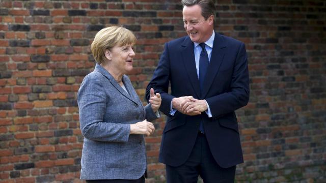 Merkel se reúne con Cameron en su residencia en Reino Unido.