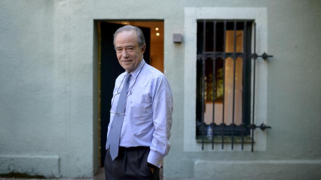 Marañón, delante de la tranquila casita donde trabaja junto a su equipo.
