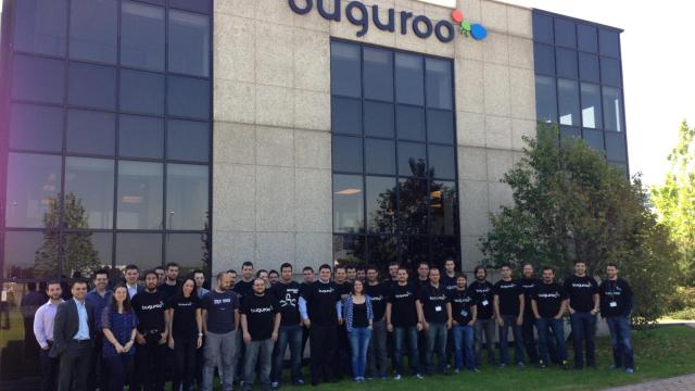 Equipo de Buguroo a las puertas de las instalaciones en Alcobendas.