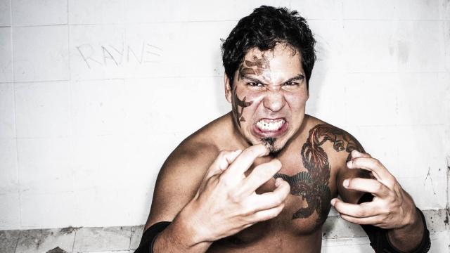 Un luchador posa para EL ESPAÑOL antes del combate./ Moeh Atitar