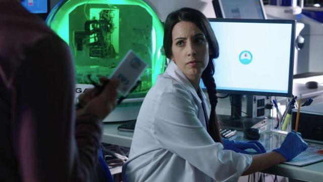 Almudena Cid encarna a una técnica de laboratorio