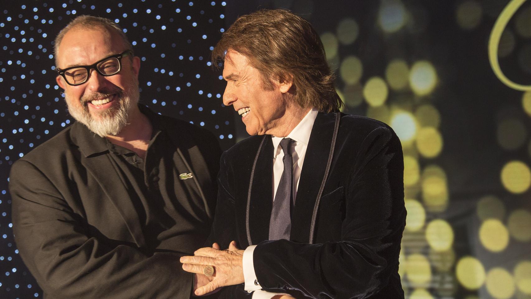 Alex de la Iglesia, con Raphael durante el rodaje