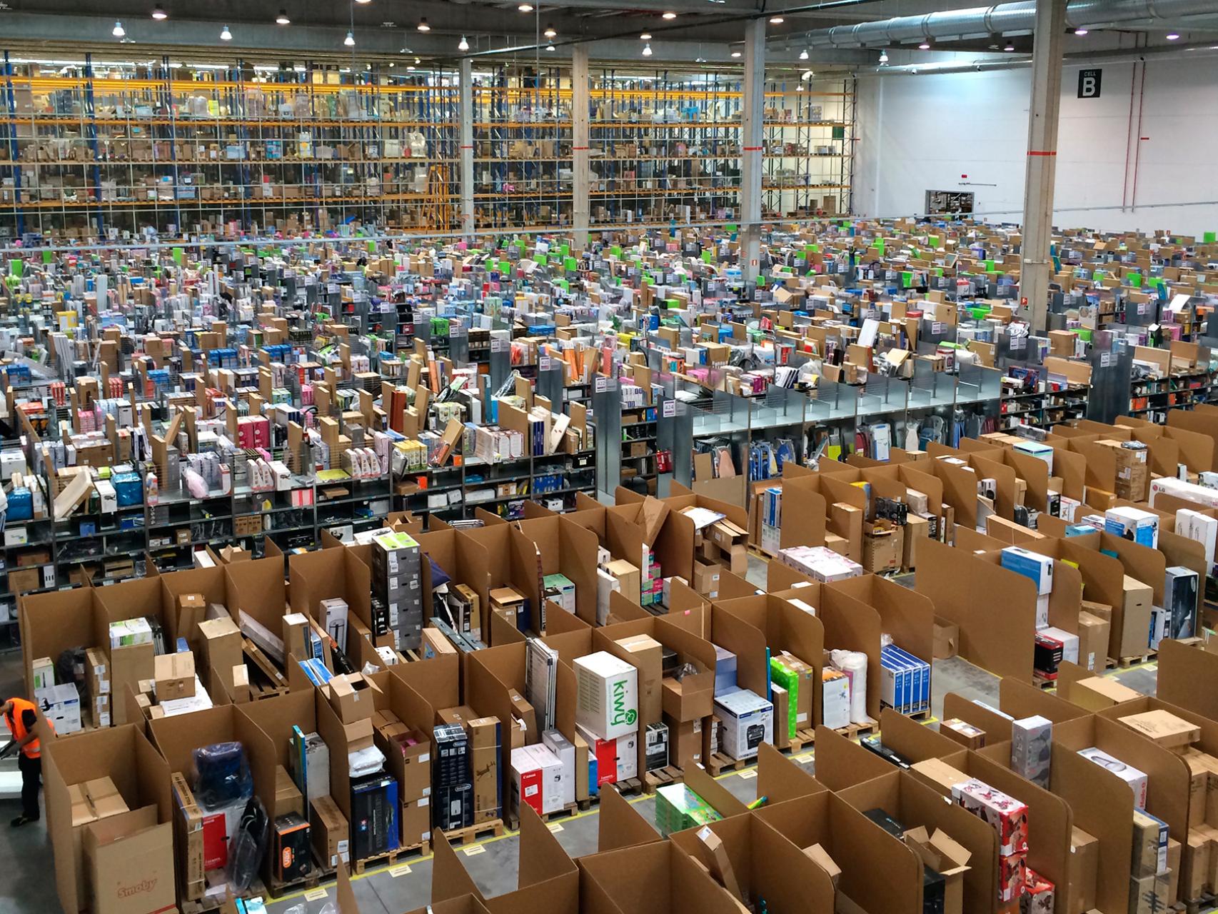 Interior de un almacén de Amazon.