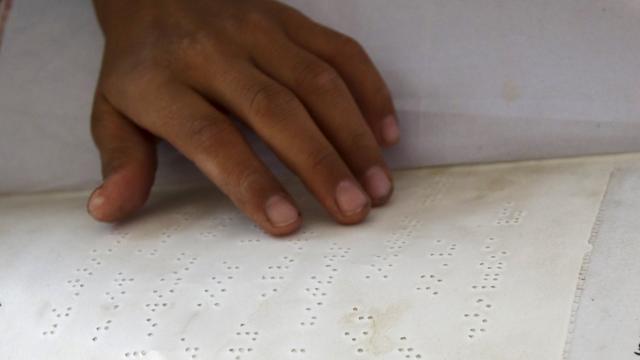 Un chico aprende el braille en la Escuela para Ciegos de Peshawar, Pakistán