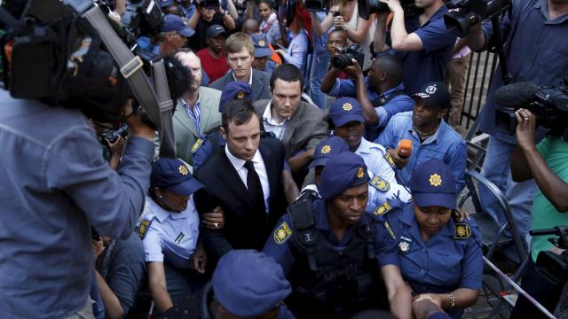 Pistorius saliendo de prisión.