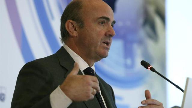 Guindos anuncia el mayor descenso de parados de la historia