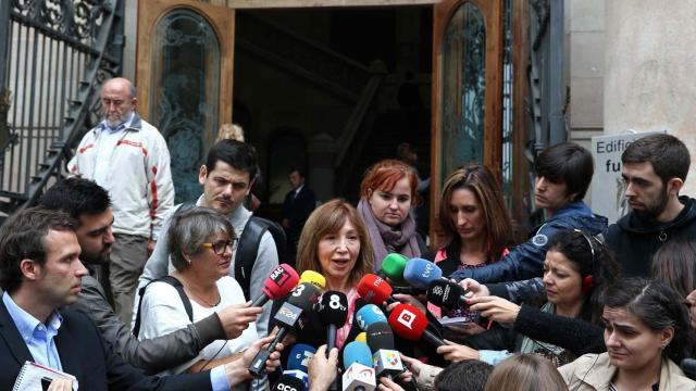 Dolores Agenjo  atiende a los medios a la salida del TSJC tras su declaración