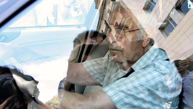 Daniel Osácar, ex tesorero de CDC, abandona la sede convergente de la calle Córcega, que ha sido registrada por la Guardia Civil.