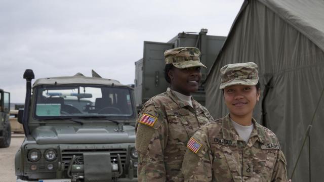Dos soldados estadounidenses posan en el campo de maniobras de Chinchilla.