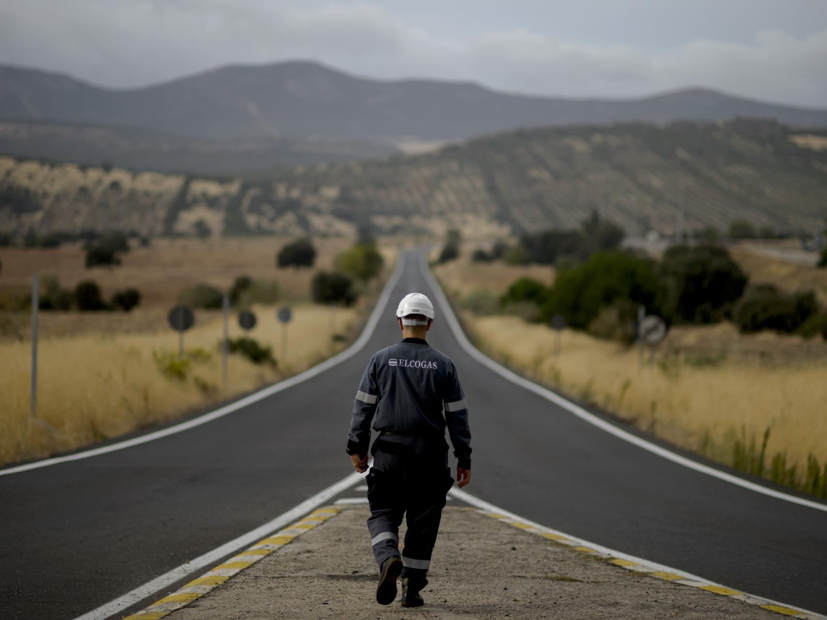 Un trabajador de la central de Elcogas.
