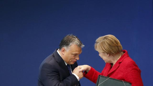El líder húngaro y la canciller germana durante el congreso del PPE en Madrid.