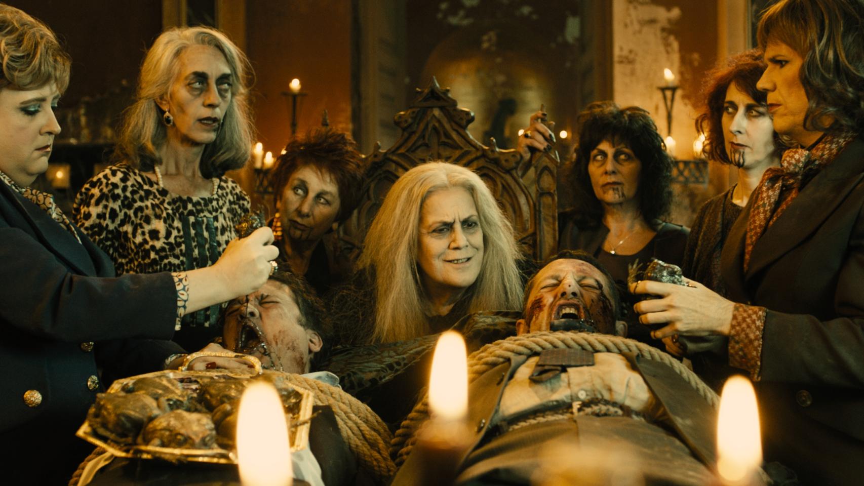 Terele Pávez (centro), con otras brujas de Zugarramurdi