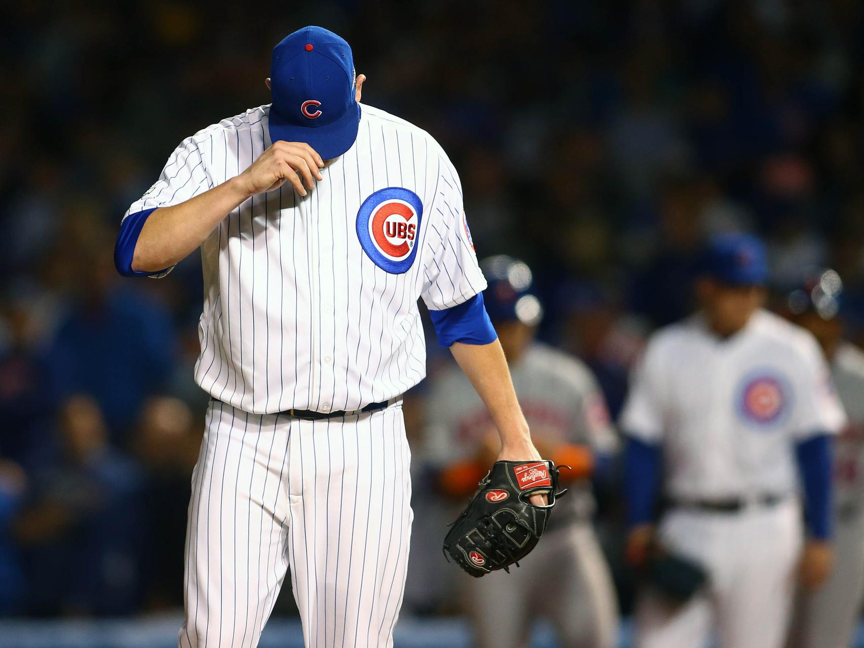 El 'pitcher' de los Cubs, Trevor Cahill, se lamenta frente a los Mets.