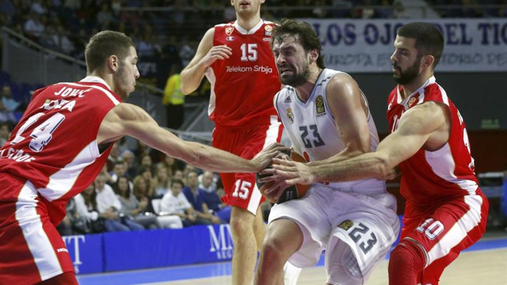 Sergio Llull trata de entrar a canasta edurante el partido de la Euroliga. EFE/ Kiko Huesca