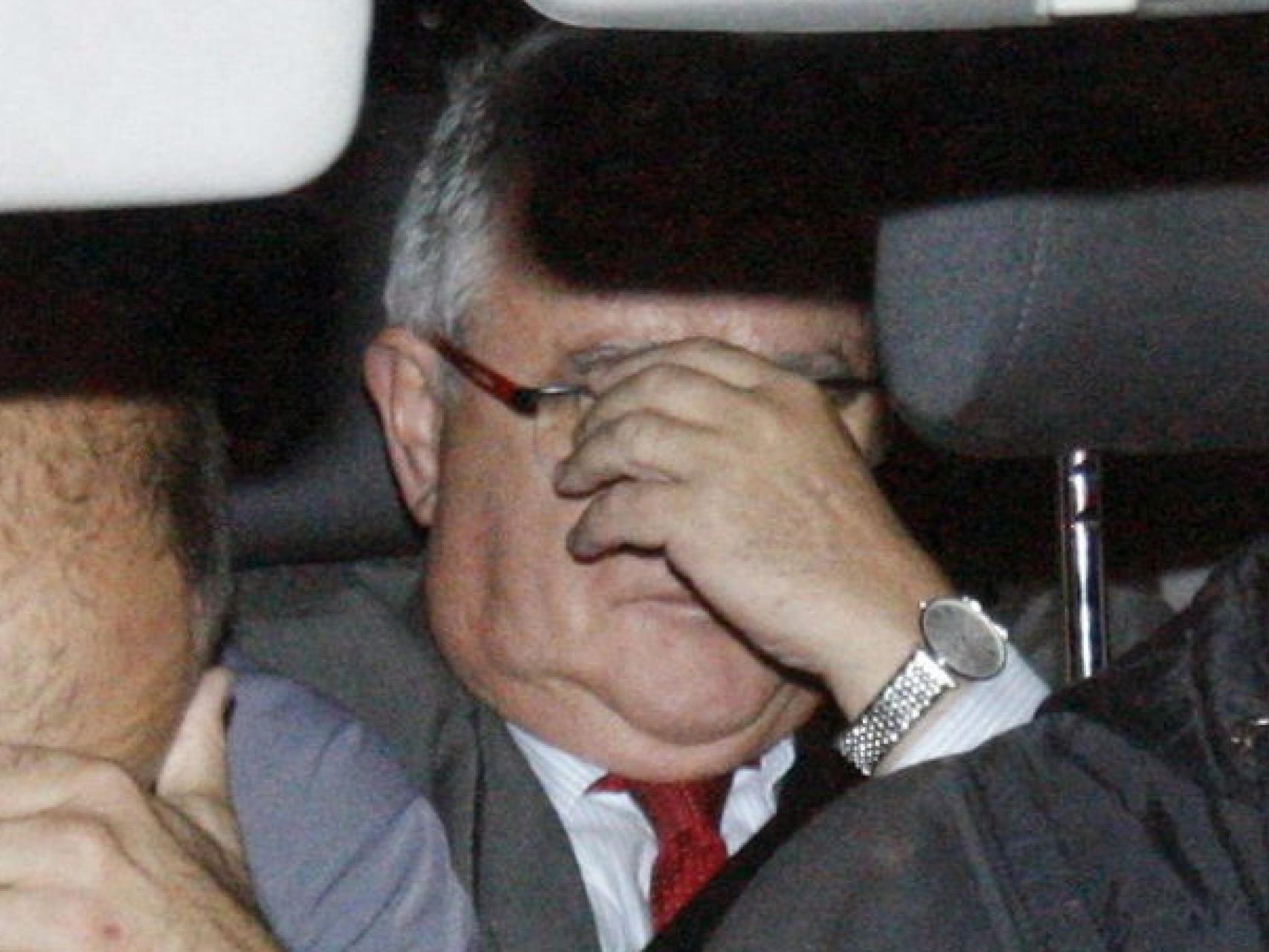 La imagen de Viloca abandonando en un coche policial el registro de la sede de Convergència.