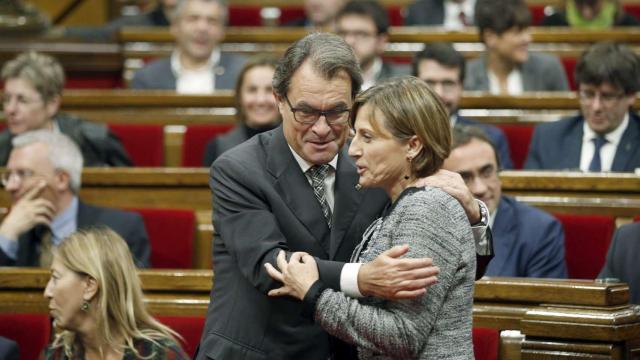 Mas abraza a Forcadell