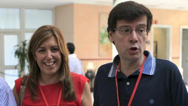 La presidenta de la Junta, Susana Díaz y el parlamentario Carmelo Gómez. / EFE