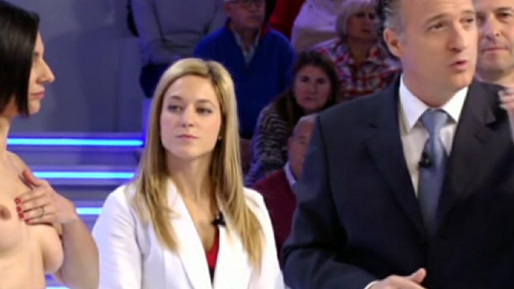 Una mujer explora su pecho en 'Esto es vida' autoexplorándose para prevenir el cáncer de mama