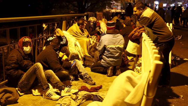 Refugiados esperan en la frontera entre Alemania y Austria