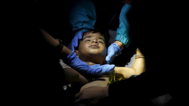 Médicos y voluntarios intentan reanimar a una niña rescatada en Lesbos.