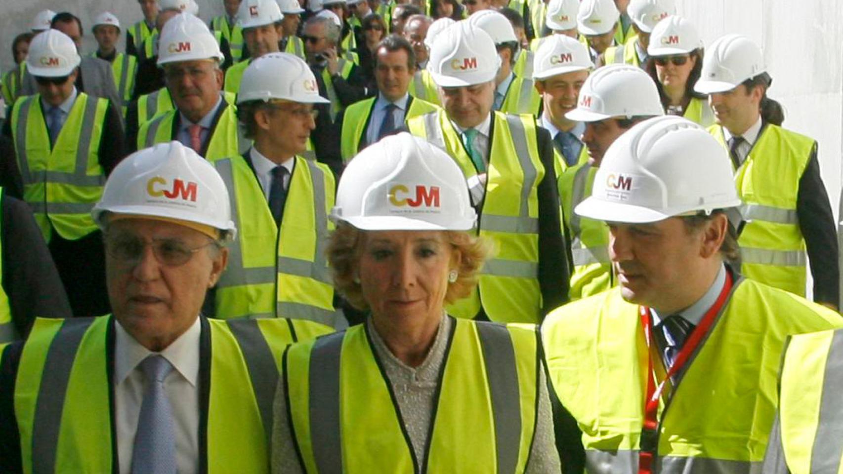 Hernando, Aguirre y Prada, durante la colocación de la primera piedra