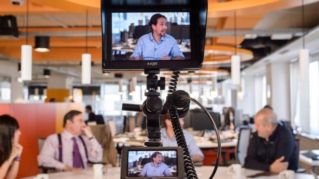 Las mesas altas de EL ESPAÑOL se convirtieron en un plató televisivo.