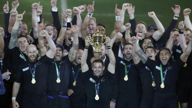 Richie McCaw levanta la tercera Copa Webb Ellis de Nueva Zelanda en rugby.