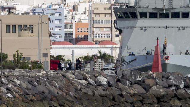 El cadáver de uno de los militares a su llegada a Las Palmas.
