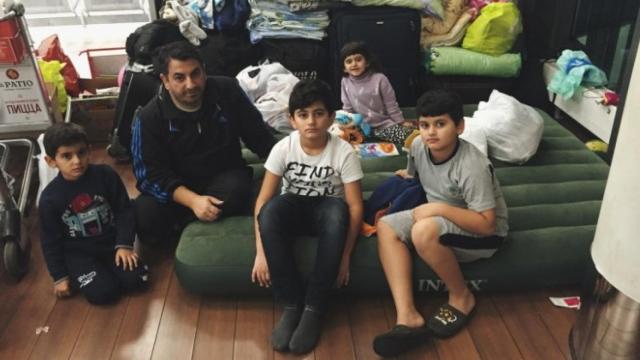 Los refugiados viven en una antigua sala de fumadores.