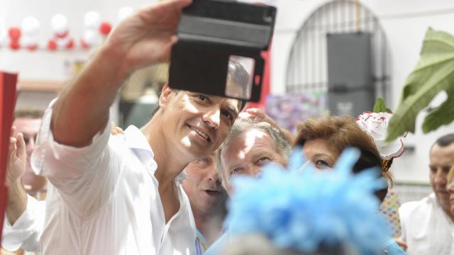 Pedro Sánchez se hace un 'selfie' con unos simpatizantes / Flickr PSOE.