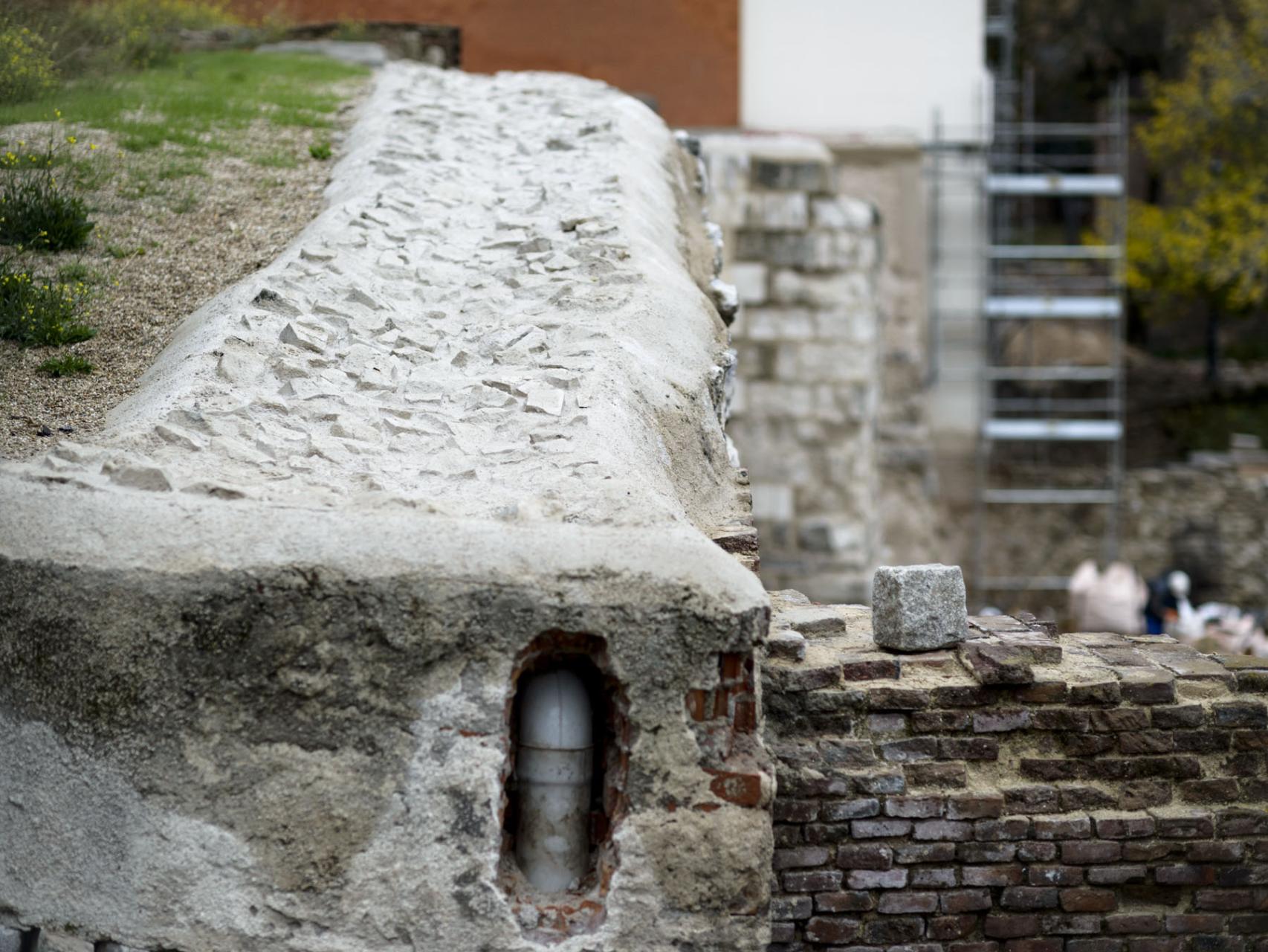 Cubierta y desagüe de la muralla después de la intervención.