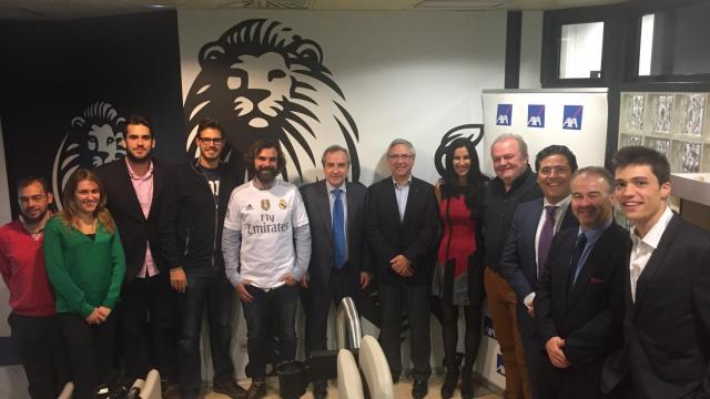 La CEO de EL ESPAÑOL, Eva Fernández, junto al CEO de AXA Jean-Paul Rignault a su derecha y los accionistas.