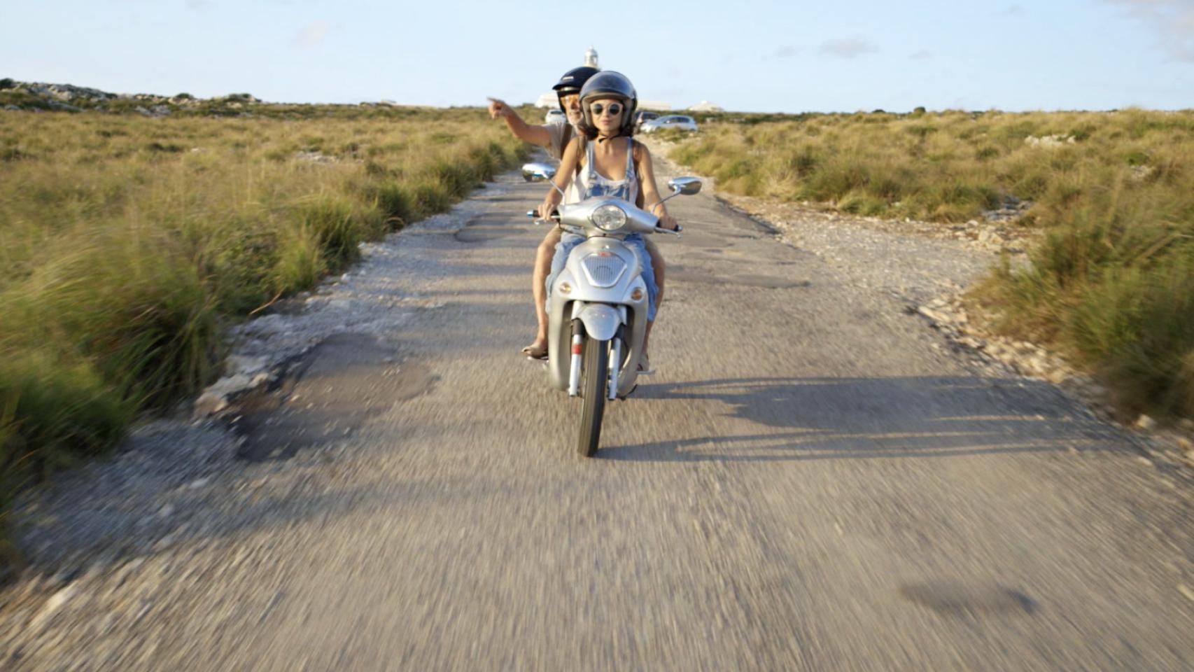 Colomo y Delcán, en moto por Menorca