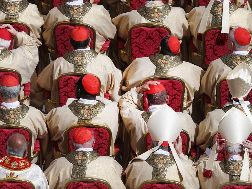 Cardenales en el Vaticano.