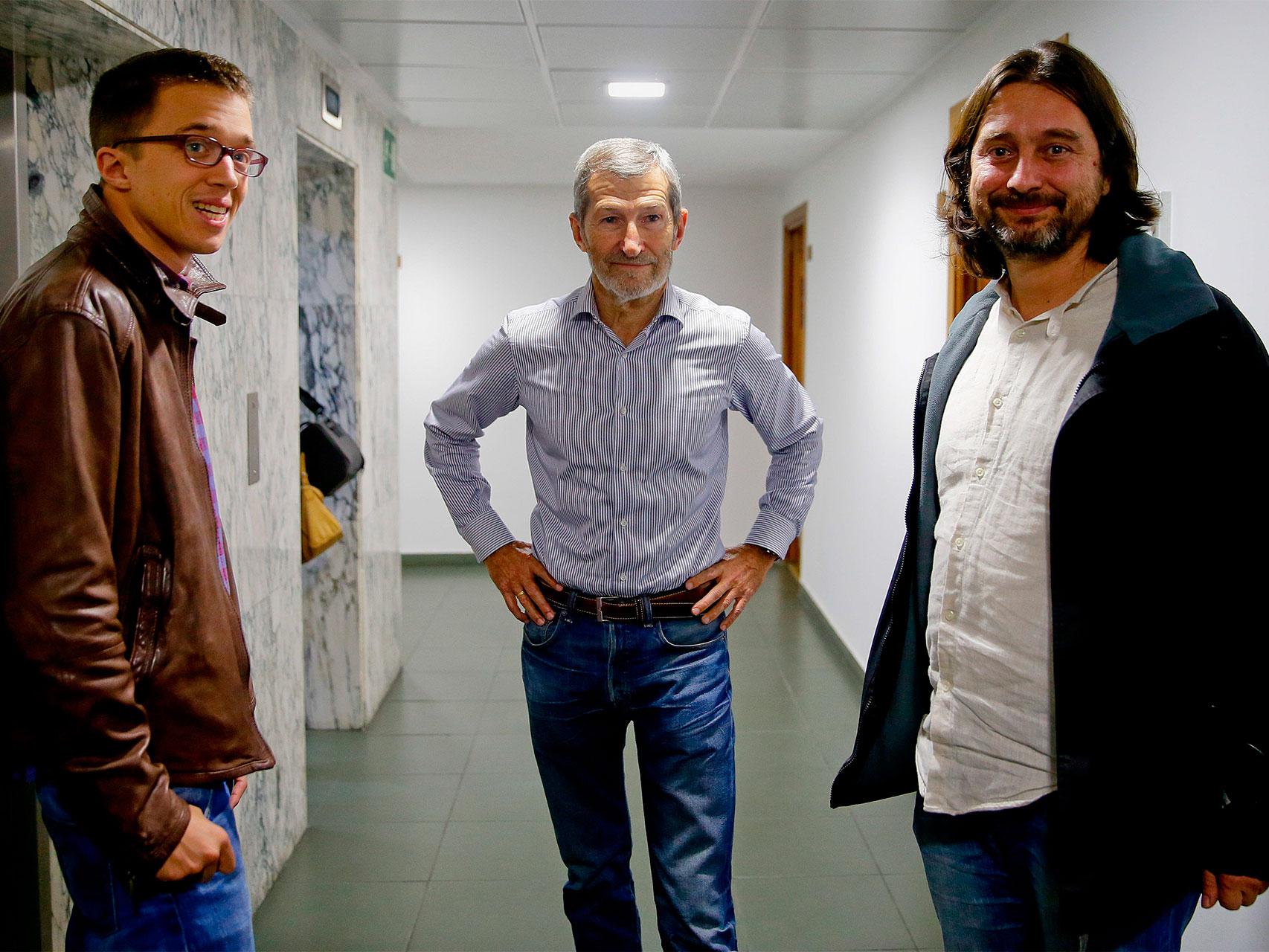 Rodríguez, junto a los líderes de Podemos, Íñigo Errejón y Rafa Mayoral.