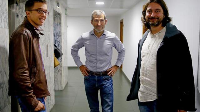 Iñigo Errejón y Rafael Mayoral, junto al general Rodríguez en la sede de Podemos