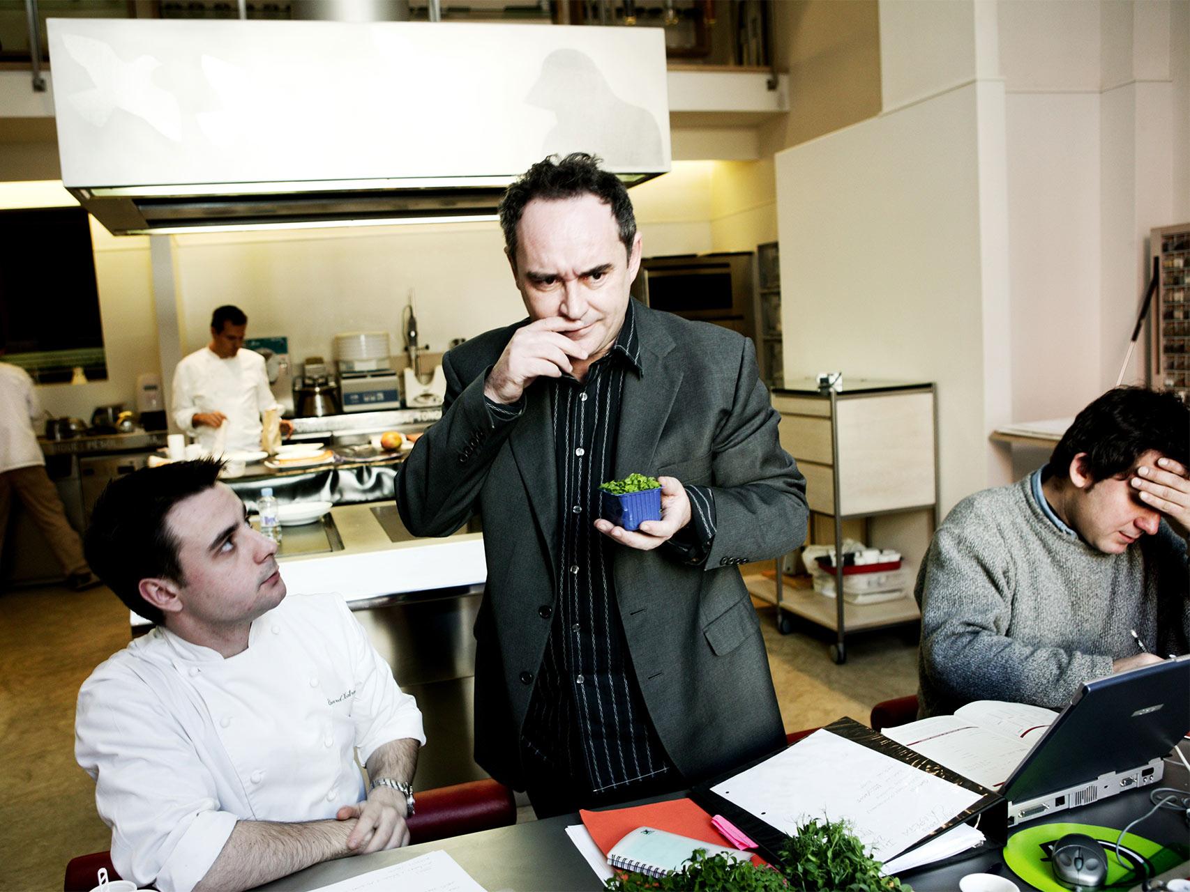 El cocinero Ferrán Adriá en el restaurante El Bulli.