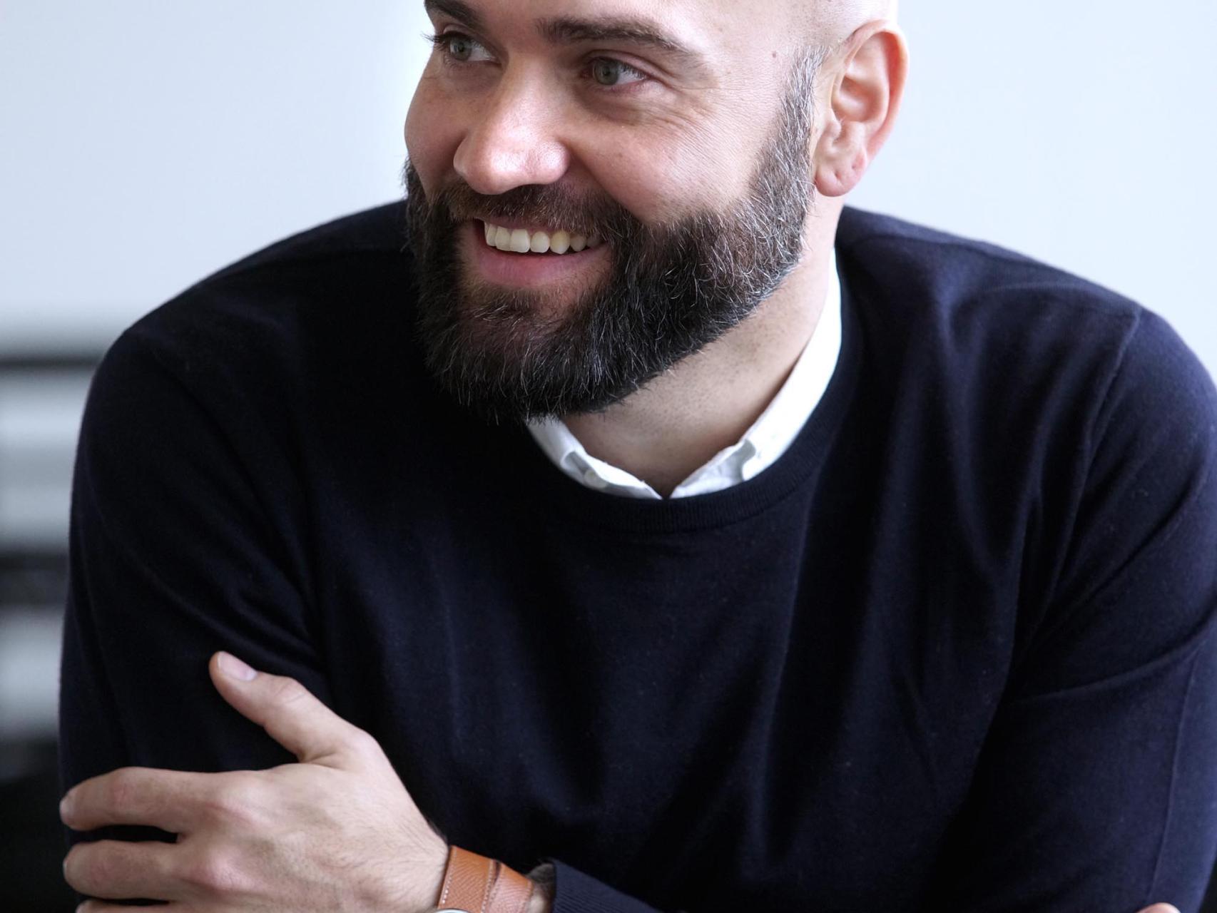 El contratenor Sabata reconoce que pasa más de 240 días al año fuera de casa.