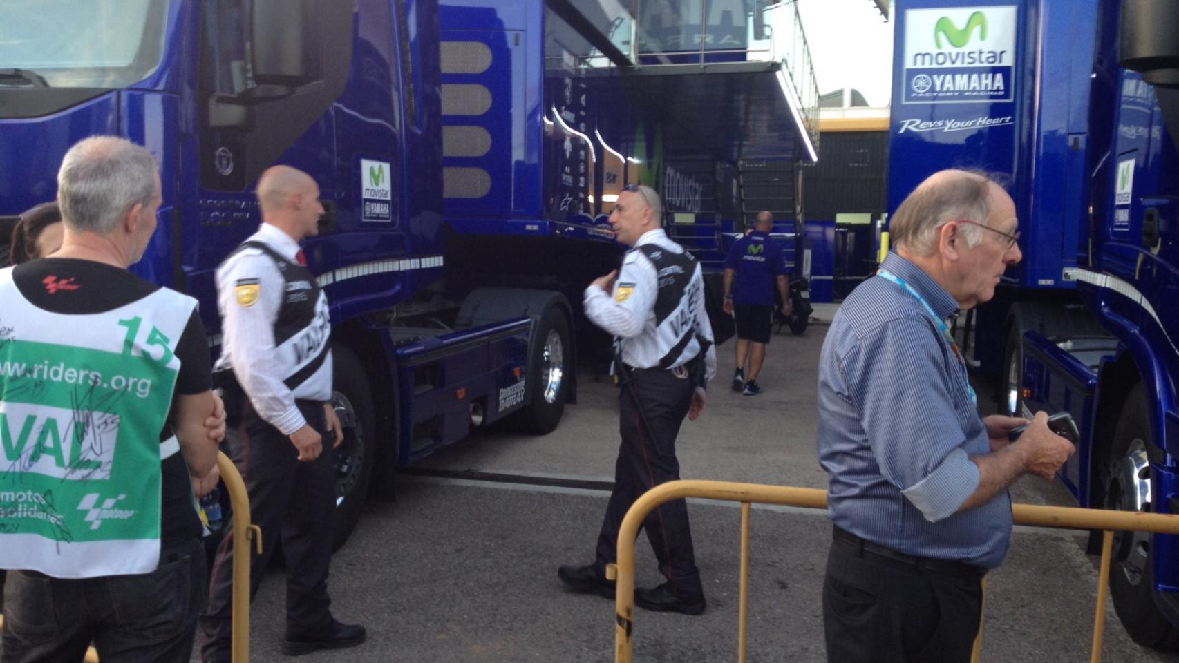 Seguridad privada a la entrada del motorhome de Yamaha.