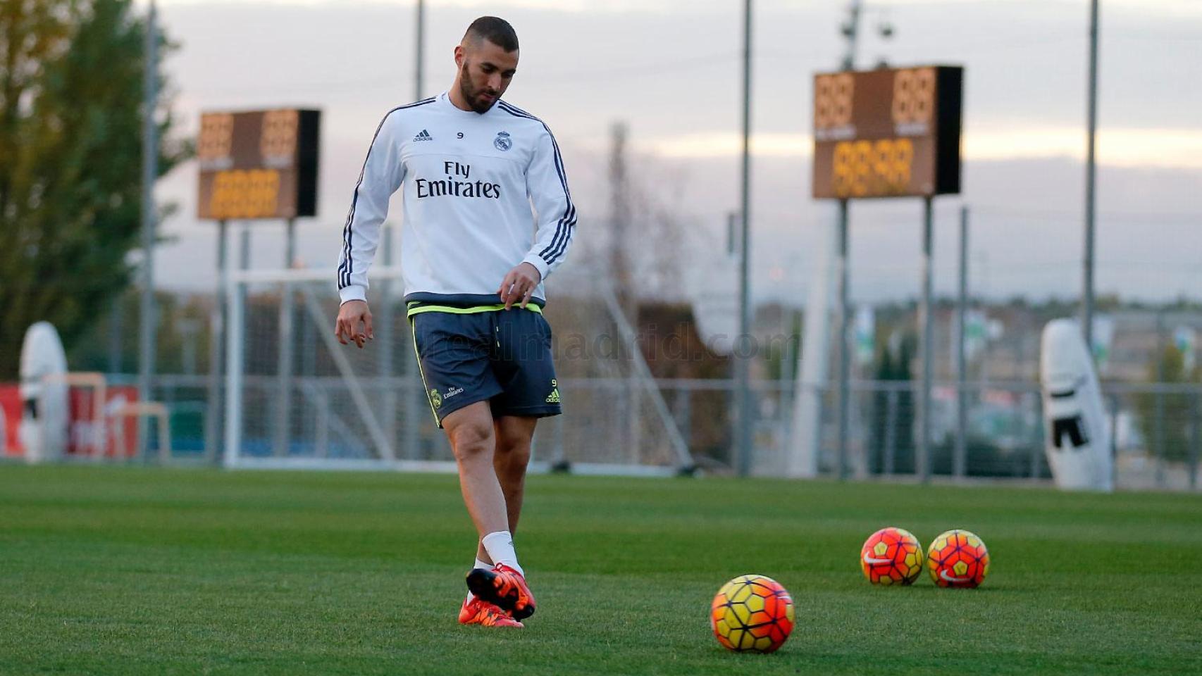 Karim Benzema entrenándose en una imagen distribuida por el Real Madrid.